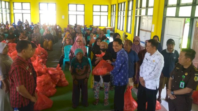 Bupati Wakatobi, H. Haliana, ketika menyalurkan paket sembako murah di Aula Kecamatan Wangi-wangi Selatan. Dalam kegiatan ini Bupati Haliana didampingi Kepala Dinas Perindag Wakatobi, Kasi Intel Kejari Wakatobi, pihak Polres dan Camat Wangi-wangi Selatan. (Istimewa)