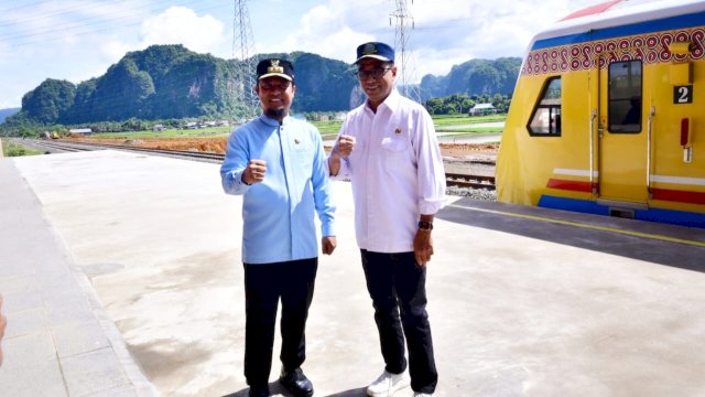 Menteri Perhubungan Budi Karya Sumadi, bersama Gubernur Sulsel Andi Sudirman Sulaiman saat Launching Pengoperasian Prasarana dan Sarana Perkeretaapian Makassar - Parepare segmen Barru - Pangkep - Maros, Jumat (02/12/2022). (Istimewa)