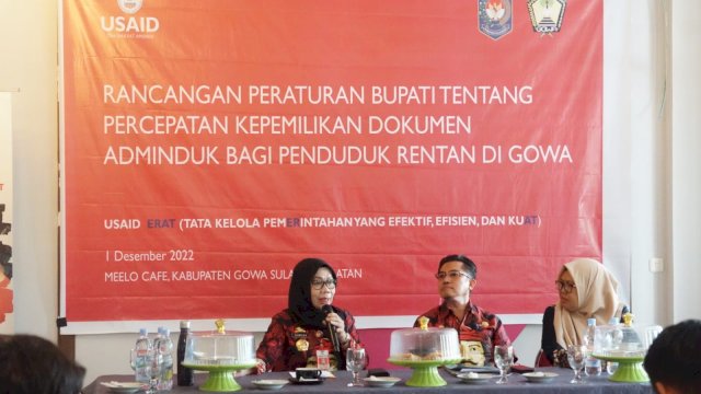 Sekretaris Daerah Kabupaten Gowa Kamsina saat menghadiri Forum Konsultasi Publik Rancangan Peraturan Bupati (Ranperbup) Percepatan Kepemilikan Dokumen Adminduk Bagi Penduduk Rentan Kabupaten Gowa, di Mello Cafe, kemarin. (Dok. Humas Gowa)