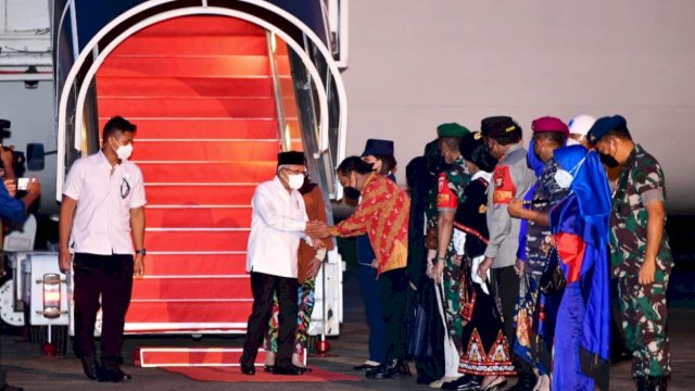 Gubernur Sulsel Andi Sudirman Sulaiman, menyalami Wakil Presiden RI Ma'ruf Amin saat baru saja turun dari Pesawat di Pangkalan Udara TNI AU Sultan Hasanuddin, Jum'at (02/12/2022). (Istimewa)