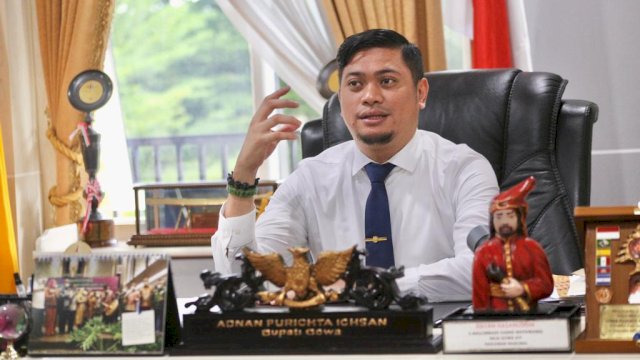 Bupati Gowa Adnan Purichta Ichsan saat menjadi narasumber pada Webinar Penyuluhan Antikorupsi Bagi Guru, Kepala Sekolah, Kepala Desa dan Alumni Latsar CPNS, secara virtual, kemarin. (Dok. Humas Gowa)