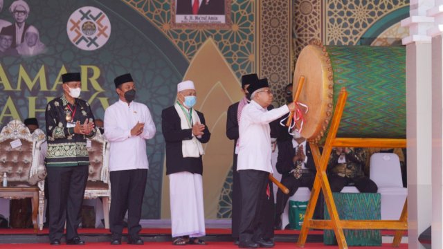Wakil Presiden RI Ma'ruf Amin, memukul bedug pembukaan Muktamar ke-XV Pondok Pesantren As'adiyah tahun 2022, Sabtu (03/12/2022). (Istimewa)