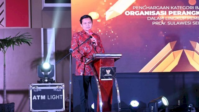 Wakil Ketua Komisi Informasi (KI) Pusat Arya Sandhiyudha, memberikan sambutan saat penyerahan penganugrahan keterbukaan informasi di Sandeq Ball Room, Hotel Claro Makassar, Jumat (02/12/2022). (Istimewa)