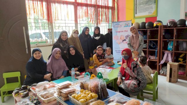 Para orangtua yang tergabung dalam POS TKIT Afisgo melaksanakan Market Day di Loby TKIT Alfisgo, di Jalan Pallantikang I, Tombolo, Kecamatan Somba Opu. (Dok. Istimewa)