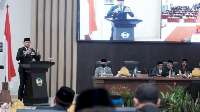 Bupati Gowa Adnan Purichta Ichsan saat menghadiri Rapat Paripurna Istimewa, DPRD Kabupaten Gowa dalam rangka Pengucapan Sumpah/Janji Anggota DPRD Pengganti Antar Waktu (PAW) sisa masa jabatan 2019-2024, di Ruang&nbsp;Rapat Paripurna DPRD Kabupaten Gowa, kemarin. (Dok. Humas Gowa)