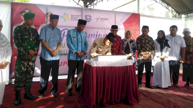 Bupati Wakatobi, H. Haliana, menandatangani Prasasti Peresmian Gedung baru UPTD Puskesmas Popalia, Sabtu (03/12/2022). (Istimewa)