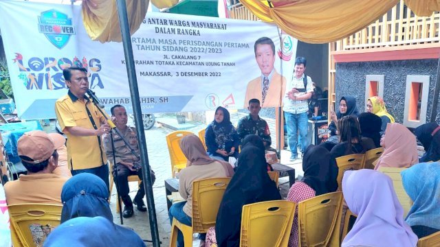 Ketua Fraksi Golkar DPRD Kota Makassar, Abdul Wahab Tahir saat menyerap aspirasi warga Kelurahan Malimongan, Kecamatan Wajo, Sabtu (3/12/2022). (Foto: Istimewa)