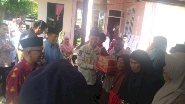 Bupati Wakatobi, Sulawesi tenggara, H. Haliana menyerahkan paket sembako murah di Pulau Binongko. (Ist)