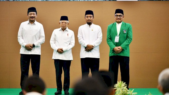 Wakil Presiden RI Ma'ruf Amin bersama Gubernur Sulsel Andi Sudirman Sulaiman, saat melaunching Z-Mart UMI Baznas Sulsel, di Gedung Auditorium Al Jibra Kampus 2 UMI, Sabtu (3/12/2022). (Istimewa)