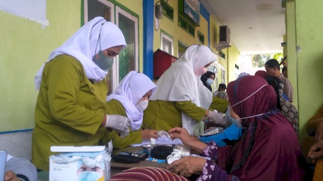 Suasana masyarakat Pulau Tomia yang antusias mendatangi Pelayanan Dokter Spesialis di Puskesmas Tomia Induk. (Istimewa)