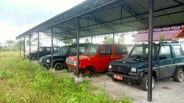 Sejumlah Kendaraan Dinas tak layak pakai masih terpampang rapi di kantor BKAD Sinjai. (Foro: Asrianto / Republiknews.co.id)