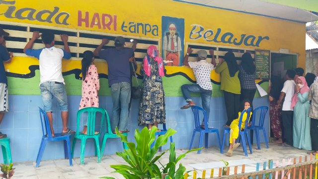 Dilarang masuk ke Lokasi, warga di Desa Aeng Towa, Kecamatan Galesong Utara, Kabupaten Takalar, mengintip penghitungan suara hasil Pilkades serentak di TPS 01, Minggu (04/12/2022). (Istimewa)