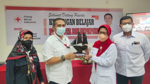 Ketua PMI Kota Makassar Syamsu Rizal, menyerahkan cindera mara kepada Ketua PMI Kota Balikpapan drg. Dyah Muryani, di Aula Markas PMI Makassar, Jalan Kandea, Senin (05/12/2022). (Istimewa)