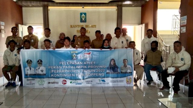 Wakil Bupati Soppeng Luthfi Halide, bersama para Atlet Disabilitas Soppeng yang akan mebgikuti Pepaprov Tingkat Provinsi Sulsel, Senin (05/12/2022). (Istimewa)