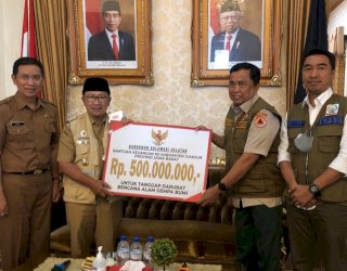 Pemprov Sulsel Serahkan Bantuan Rp500 Juta untuk Korban Gempa di Cianjur