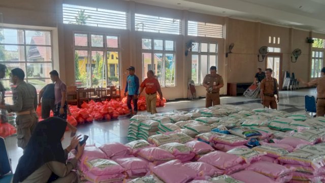 Stok paket sembako pasar murah Disdagkoprinum Luwu Timur.