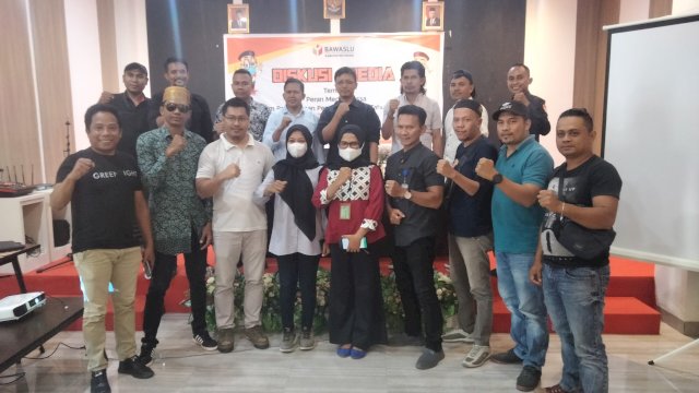 Ketua Bawaslu Muna, Al Abzal Naim foto bersama sejumlah awak media.