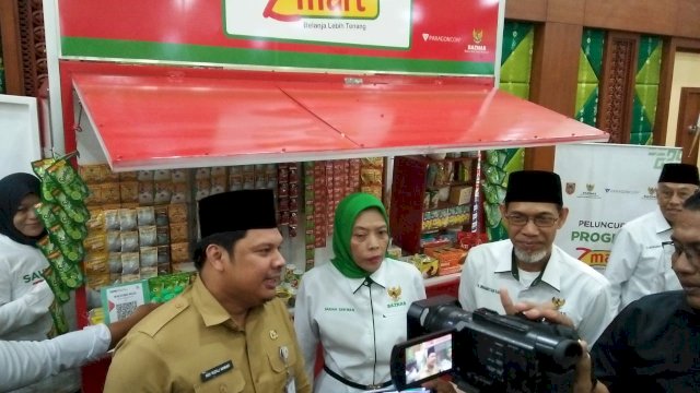 Roy Rizali (Sekdaprov), Saidah Sakwan (Pimpinan Baznas RI) dan Irhamsyah Safari (Ketua Baznas Kalsel) di depan warung yang merupakan usaha UMKM dari program Zmart.