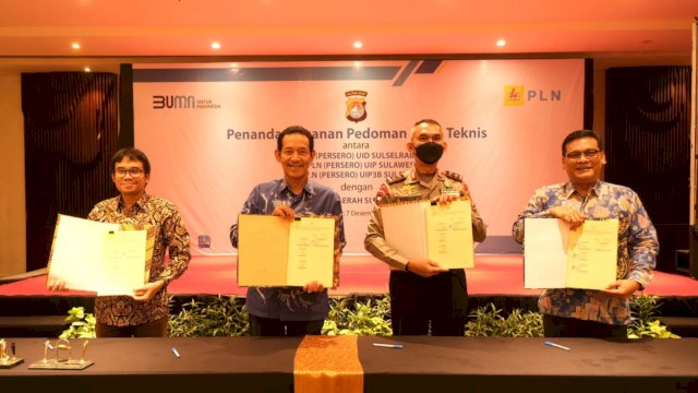 Penandatanganan MoU Kerja Teknis Antara Kapolda Sulbar Irjen Pol Verdianto I. Bitticaca, GM PT PLN UID Sulselrabar, Moch. Andy Adchaminoerdin, GM PT PLN UIP Sulawesi Defiar Anis, dan GM PT PLN UIP3B Sulawesi Jarot Setyawan. (Istimewa)