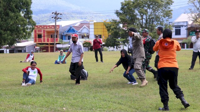 Simulasi kesiapsiagaan ancaman gempa bumi.