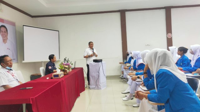 Ketua PMI Makassar Syamsu Rizal (Deng Ical) memberikan sambutan saat menerima mahasiswa magang Poltekkes Kemenkes Makassar, Rabu (07/12/2022). (Istimewa)
