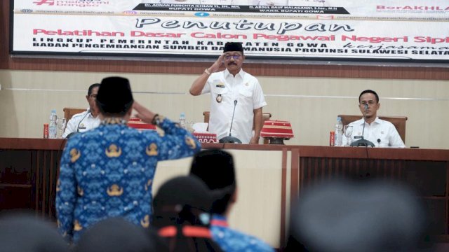Wakil Bupati Gowa, Abd Rauf Malaganni saat menutup Pelatihan Dasar Calon Pegawai Negeri Sipil Lingkup Pemerintah Kabupaten Gowa, di Baruga Karaeng Galesong, Kantor Bupati Gowa, Rabu (07/12). (Dok. Humas Gowa)