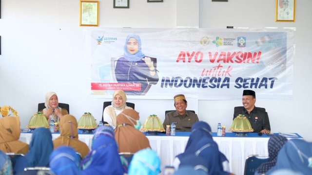 Bupati Soppeng Andi Kaswadi Razak bersama Anggota Komisi IX DPR RI Aliyah Mustika Ilham, mensosialisasikan Gerakan Masyatakat Hidup Sehat. (Istimewa)