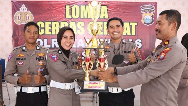 Kabag SDM Polres Soppeng Kompol Ahmad Rosma, menyerahkan Tropi kepada pemenang Lomba Cerdas Cermat. (Istimewa)