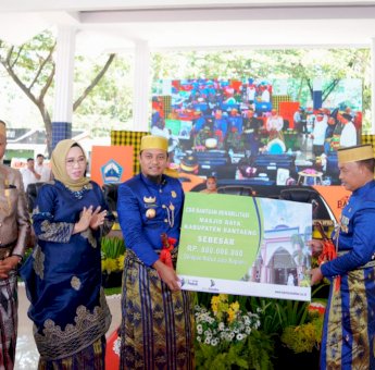 Gubernur Sulsel Serahkan Bantuan RP 800 Juta untuk Masjid Raya Bantaeng