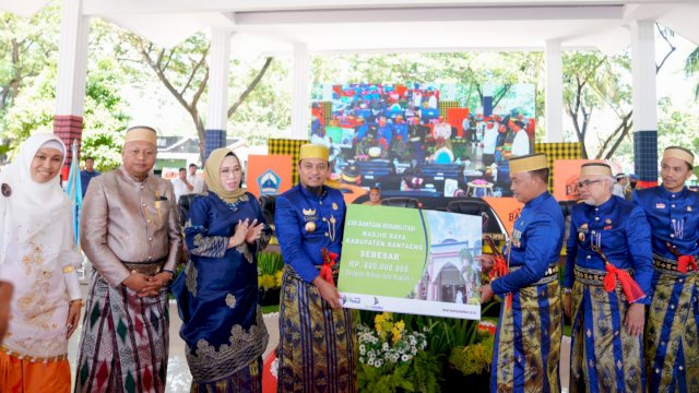 Gubernur Sulsel Andi Sudirman Sulaiman, menyerahkan bantuan keuangan untuk Masjid Raya Bantaeng kepada Bupati Ilham Syah Azikin. (Istimewa)