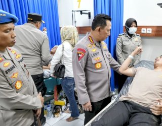 Kapolri Jenguk Korban Bom Bunuh Diri di Astana Anyar Bandung