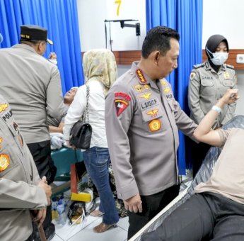Kapolri Jenguk Korban Bom Bunuh Diri di Astana Anyar Bandung