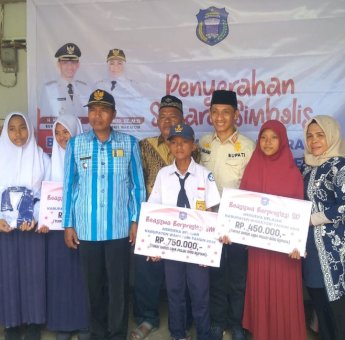 Bupati Wakatobi Salurkan Beasiswa Merdeka Belajar di Pulau Kaledupa