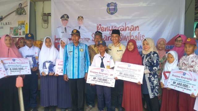 Bupati Wakatobi, Haliana, saat menyerahkan Beasiswa untuk Murid SD, SMP, Mahasiswa S-1 dan S-2 di Kecamatan Kaledupa dan Kaledupa Selatan. (Istimewa)
