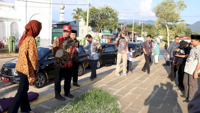 Bupati Luwu Timur, Budiman saat meninjau persiapan penyelenggaraan Festival Sungai Malili.