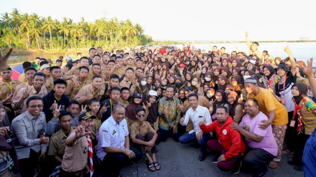 Gubernur Sulsel Andi Sudirman Sulaiman, bersama ratusan Siswa SMAN 1 Bantaeng mengikuti Kemah di Kampung Kaili, Kelurahan Bonto Lebang, Kecamatan Bissappu, Bantaeng, Rabu (07/12/2022). (Istimewa)