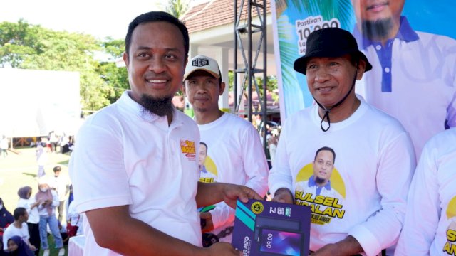 Gubernur Sulsel Andi Sudirman Sulaiman, menyerahkan secara simbolis peralatan Smart School kepada salah satu Kepala Sekolah SMA di Bantaeng. (Istimewa)