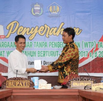 Bupati Wakatobi Terima Plakat WTP Lima Kali Berturut-turut