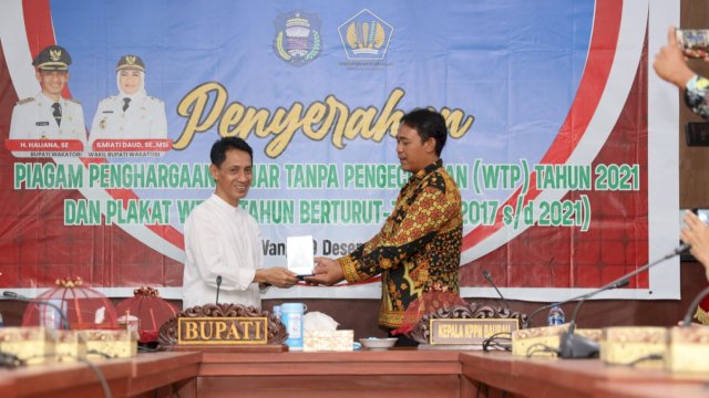 Bupati Wakatobi, Haliana, saat menerima Plakat opini WTP Lima kali berturut-turut dari Kepala KPPN Kota Baubau, Haryanto, Jumat (09/12/2022). (Istimewa)