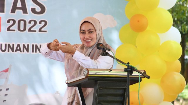 Bupati Luwu Utara Indah Putri Indriani, memberikan sambutan saat menghadiri Hari Disabilitas Internasional (HDI) 2022 di Pelataran Kantor Bupati Luwu Utara, Jumat (09/12/2022). (Istimewa)