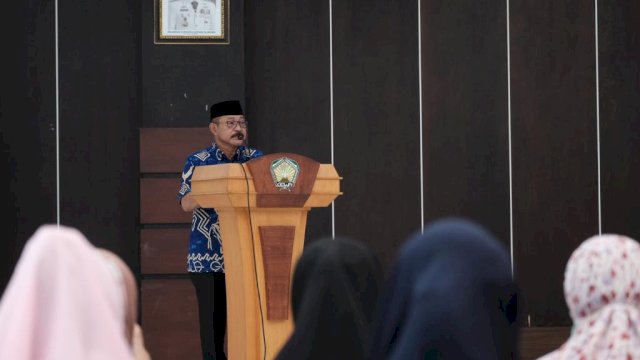 Wakil Bupati Gowa Abd Rauf Malaganni saat membuka Sosialisasi Penggunaan Aplikasi e-Posyandu dan Penyerahan Laptop kepada 3 (tiga) Posyandu Berprestasi, di Baruga Tinggi Mae Rumah Jabatan Bupati Gowa, Jumat (09/12). (Dok. Humas Gowa)