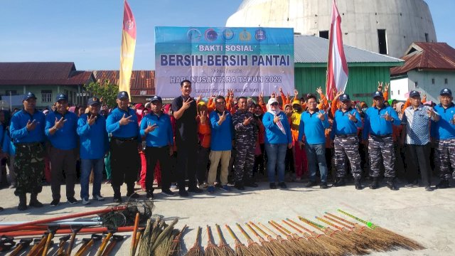 Foto bersama TNI/Polri, Pemkab Wakatobi, Unsur Forkopimda serta OPD bersama masyakarat usai acara penyerahan alat kebersihan secara simbolik di Desa Mola Selatan, Kecamatan Wangi-wangi Selatan, Sabtu (10/12/2022). (Istimewa)