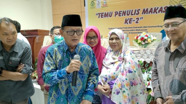 Penyair D.Zawawi Imron (baju biru pakai kopia) saat menghadiri Temu Penulis Makassar II di Kampus UIN Alauddin Makassar, Kamis (8/12/2022). (Istimewa)