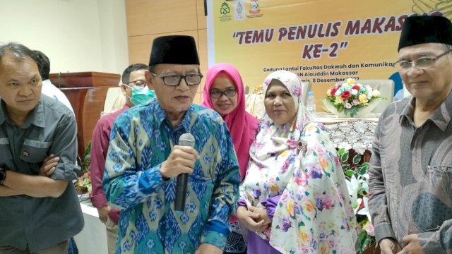 Penyair D.Zawawi Imron (baju biru pakai kopia) saat menghadiri Temu Penulis Makassar II di Kampus UIN Alauddin Makassar, Kamis (8/12/2022). (Istimewa)