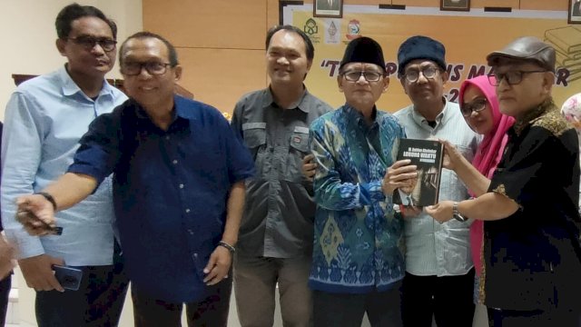 Penulis M. Dahlan Abubakar menyerahlan buku karyanya kepada D. Zawawi Imron. (Istimewa)
