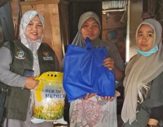 UPZ Sulsel Salurka Bantuan ke Warga Miskin di Barombong, Rumah Masih Berlantaikan Tanah