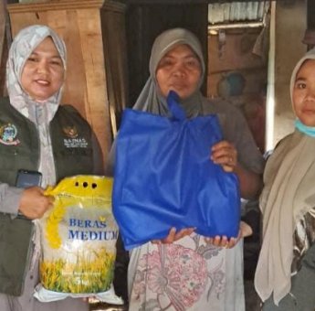UPZ Sulsel Salurka Bantuan ke Warga Miskin di Barombong, Rumah Masih Berlantaikan Tanah