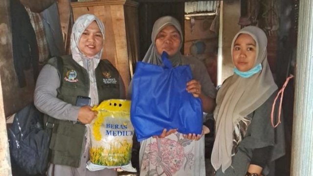 UPZ Pemprov Sulsel saat memberikan sembako kepada warga Miskin di kelurahan Barombong, Kota Makassar, rumahnya masih berlantaikan tanah. (Istimewa)