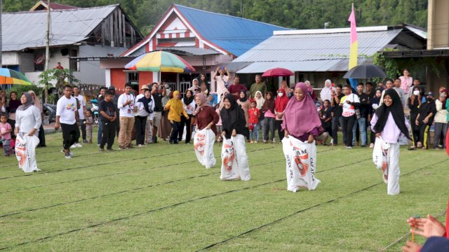 Lomba balap karung dan permainan tradisional meriahkan Festival Sungai Malili di lapangan Birawa.