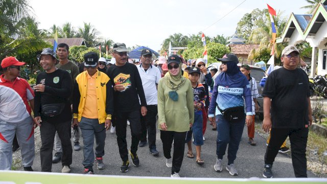 Ketua DPRD Luwu Utara, Basir, juga Wakil Ketua DPRD Karemuddin, bersama BUpati Indah Putri Indriani, ikut jalan santai yang digelar warga Desa Banyuwangi, Kecamatan Sukamaju Selatan, Minggu (11/12/2022). (foto: Bayu Firmansyah / Republiknews.co.id)